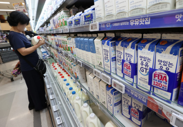 ▲대형마트에서 우유를 고르는 시민 (사진제공=연합뉴스)
