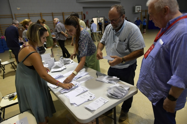 ▲스페인 팜플로나의 한 투표소에서 23일(현지시간) 선거 관리자들이 투표용지 개표를 시작하고 있다. 팜플로나(스페인)/AP연합뉴스
