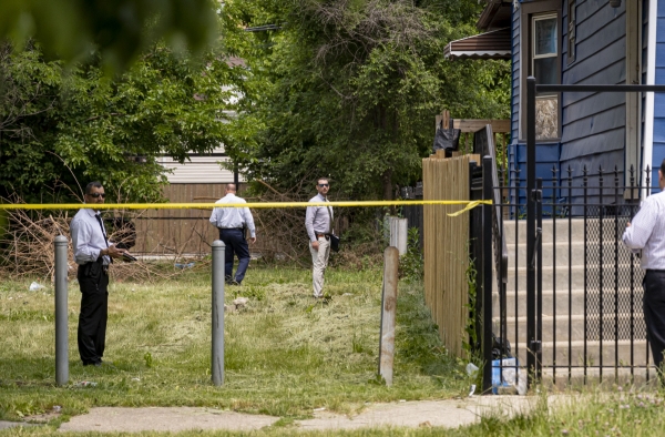 ▲2023년 6월 4일 시카고 오스틴에서 경찰이 총격 사건 현장을 조사하고 있다. 오스틴(미국)/AP뉴시스
