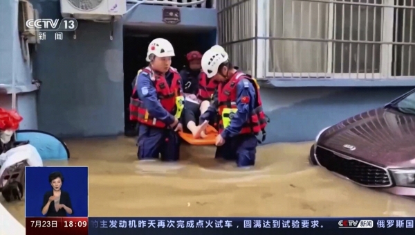 ▲23일 중국 저장성 동부의 한 마을에서 홍수가 발생해 구조대원들이 주민을 대피시키고 있다. 저장성(중국)/AP뉴시스
