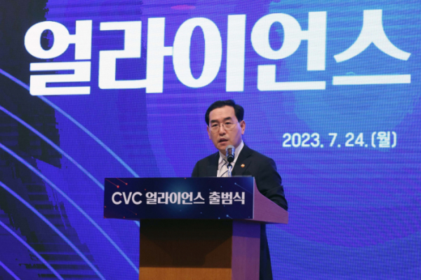 ▲이창양 산업통상자원부 장관이 24일 서울 중구 롯데호텔에서 열린 ‘CVC 얼라이언스’ 출범식에서 축사를 하고 있다. 산업부는 CVC(기업형 벤처캐피탈) 42개사와 민관합동으로 2025년까지 8조원이 넘는 규모의 CVC펀드를 조성한다. CVC는 대·중견기업 등 법인이 대주주인 벤처캐피탈을 말한다. 신태현 기자 holjjak@