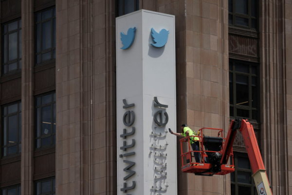 ▲24일(현지시간) 미국 캘리포니아 샌프란시스코에 있는 트위터 본사 건물에 있는 트위터 로고가 철거되고 있다. 샌프란시스코(미국)/로이터연합뉴스 