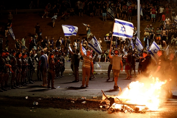 ▲25일(현지시간) 이스라엘 텔아비브에서 시위대가 아얄론 고속도로를 점거하고 있다. 텔아비브(이스라엘)/로이터연합뉴스
