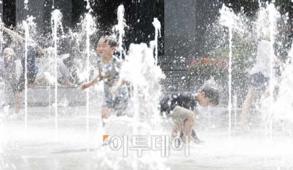 ▲전국 대부분 지역에 폭염주의보가 내려진 25일 서울 종로구 광화문광장 분수대에서 아이들이 물놀이를 하며 더위를 식히고 있다. 조현호 기자 hyunho@