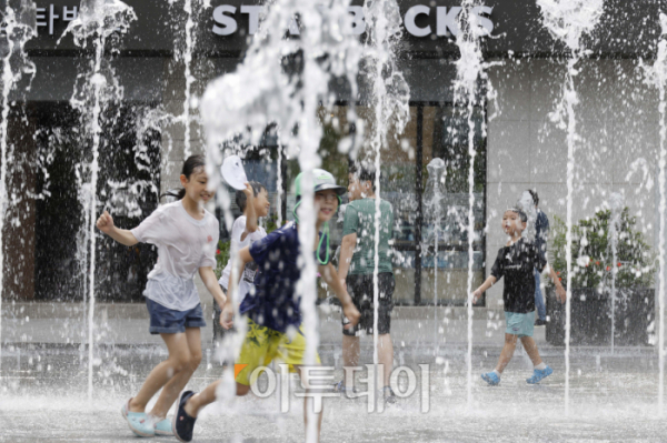 ▲전국 대부분 지역에 폭염주의보가 내려진 25일 서울 종로구 광화문광장 분수대에서 아이들이 물놀이를 하며 더위를 식히고 있다. 조현호 기자 hyunho@