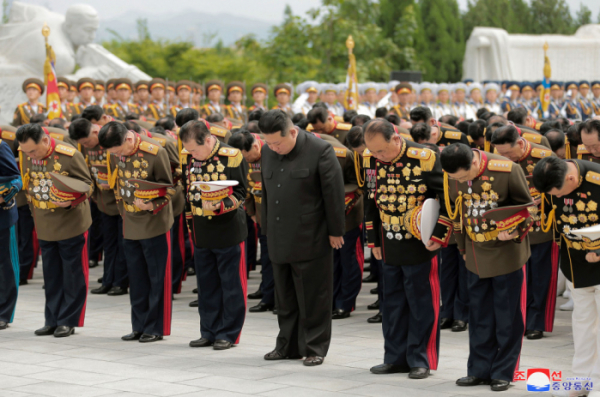 ▲2022년 7월, 북한 김정은 국무위원장의 조국해방전쟁 참전 열사묘 참배 모습. (연합뉴스)