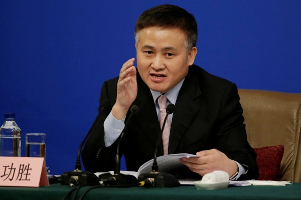 ▲판궁성 중국 인민은행 신임총재가 베이징에서 기자회견에 참석하고 있다. 베이징/로이터연합뉴스
