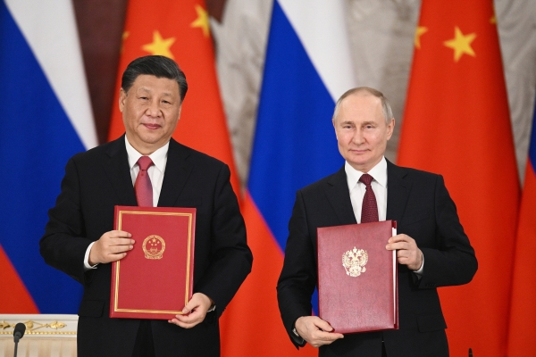 ▲시진핑(왼쪽) 중국 국가주석과 블라디미르 푸틴 러시아 대통령이 2023년 3월 21일 러시아 모스크바 크렘린궁에서 ‘중러 신시대 전면적 전략협력동반자 관계 심화에 관한 공동성명’에 서명 후 기념 촬영하고 있다. 모스크바/AP뉴시스
