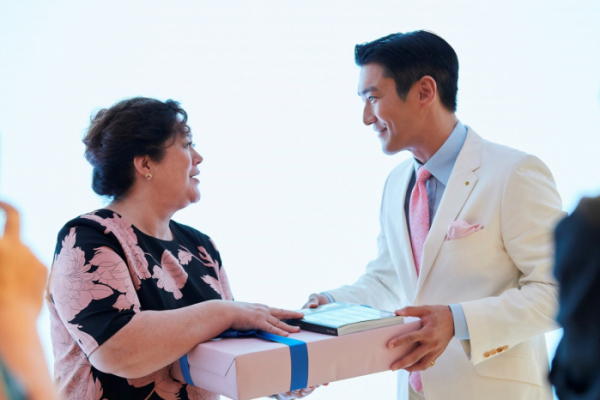 ▲슈퍼주니어 멤버인 최시원은 지난 25일 서울 성수동 SM 사옥을 방문한 데임 신디키로 뉴질랜드 총독에게 준비한 선물을 증정했다.(사진제공=에스엠)