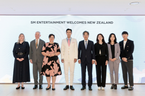 ▲던 베넷(H.E.Dawn Bennet) 주한 뉴질랜드 대사(왼쪽부터), 닥터 리처드 데이비스(Dr. Richard Davies) 뉴질랜드 총독의 배우자, 데임 신디 키로(Dame Cindy Kiro) 뉴질랜드 총독, 슈퍼주니어 멤버 최시원, 장철혁 SM 대표이사, 김지원 CRO, 최정민 CGO, 장윤중 CBO(사진제공=에스엠)
