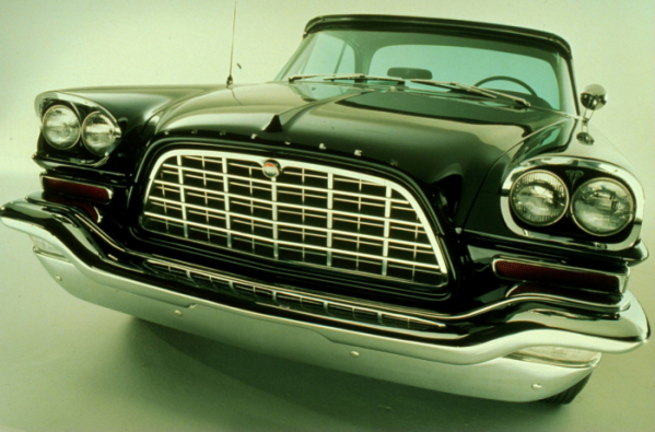 ▲1950~60년대 미국 자동차의 전조등은 규격은 원형, 그리고 지름 7인치로 제한됐다. 규격화된 전조등 덕분에 수리가 수월했던 반면, 멋진 디자인을 기대하기는 어려웠다. 사진은 1957년형 크라이슬러 300C.  (출처=스텔란티스미디어)