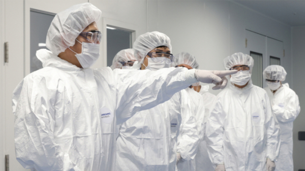 ▲이재용 삼성전자 회장(왼쪽)이 2022년 10월 삼성바이오로직스 제4공장을 방문해 생산 시설을 점검하고 있다. (사진제공=삼성바이오로직스)