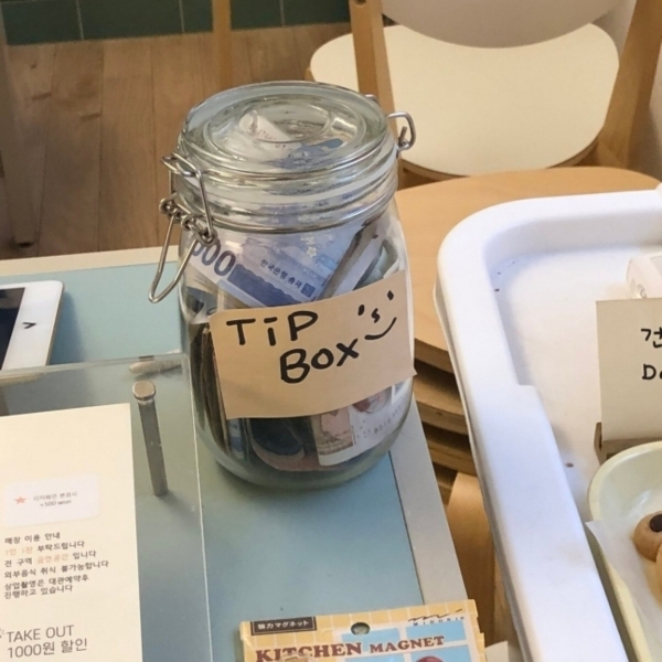 ▲한 카페에 ‘팁 박스’가 놓여 있다. (출처=트위터 캡처)
