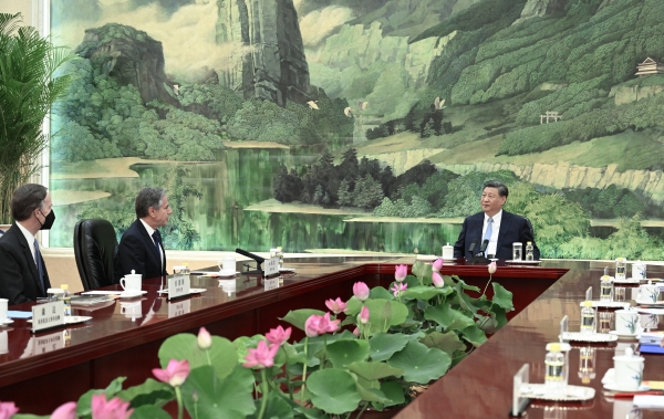 ▲시진핑(오른쪽) 중국 국가주석이 6월 19일(현지시간) 베이징 인민대회당에서 토니 블링컨(왼쪽에서 두번째) 미국 국무장관을 만나 대화를 하고 있다. 회담 테이블의 자리 배치는 시 주석이 혼자 상석에 착석, 양국 장관들이 마주보고 앉도록 해 이례적이라는 평가가 나왔다. 베이징/신화뉴시스
