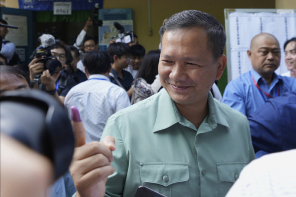 ▲훈센 캄보디아 총리 아들 훈 마넷이 23일(현지시간) 프놈펜 한 투표소에서 총선 투표 후 잉크로 물든 손가락을 들어보이고 있다. 프놈펜/AP뉴시스