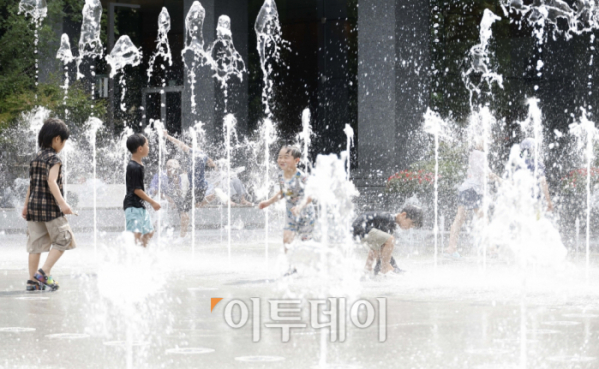 ▲전국 대부분 지역에 폭염주의보가 내려진 이달 25일 서울 종로구 광화문광장 분수대에서 아이들이 물놀이를 하며 더위를 식히고 있다. 조현호 기자 hyunho@ (이투데이DB)