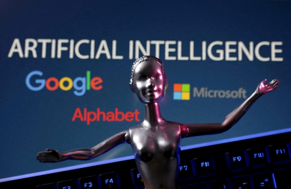 ▲인간 모형 뒤로 보이는 컴퓨터 화면에 인공지능(AI) 글자와 함께 구글, 알파벳, 마이크로소프트(MS) 로고가 보인다. 로이터연합뉴스
