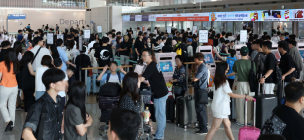 ▲본격적인 여름 휴가철이 시작된 27일 인천 중구 인천국제공항 제1여객터미널이 휴가를 떠나려는 시민들로 붐비고 있다. 인천국제공항공사는 올해 하계 성수기 특별 교통 대책 기간인 25일부터 내달 15일까지 391만8855명, 하루평균 17만8130명이 인천공항을 이용할 예정이라고 밝혔다. 신태현 기자 holjjak@