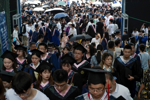 ▲중국 후베이성 우한의 센트럴 차이나 사범대학 졸업식에서 졸업생들의 모습이 보인다. 우한/로이터연합뉴스
