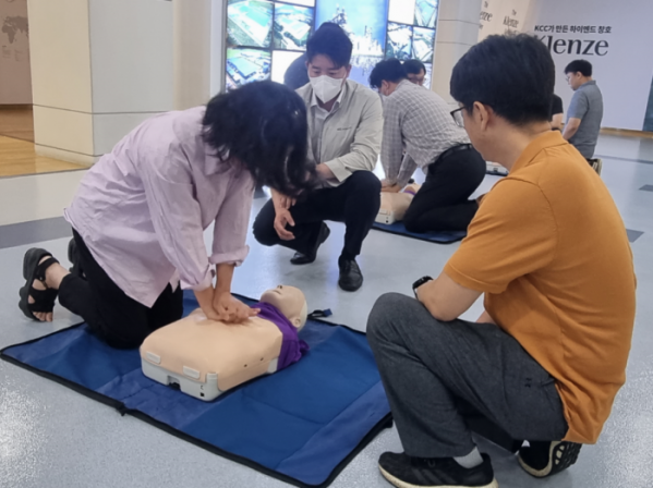 ▲본사 임직원들이 교육에 참여해 직접 심폐소생술을 체험하고 있는 모습. (사진제공=KCC)