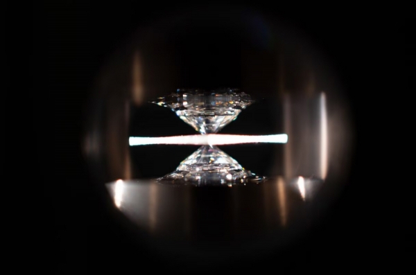 ▲미국 로체스터대 연구진이 다이아몬드 사이에 황과 수소, 탄소로 이뤄진 물질을 두고 초고압을 가하면 영상 15도에서 초전도 상태가 됐다고 주장했다. (출처=로체스터대)
