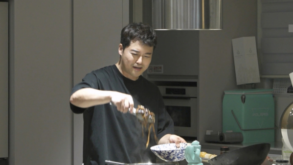 ▲'나혼자산다' 전현무 '키토 무짱면' (사진제공=MBC)