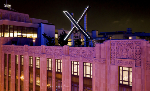 ▲28일(현지시간) 저녁 미국 캘리포니아주 샌프란시스코 트위터 본사 옥상에 설치된 'X' 간판이 빛나고 있다. 샌프란시스코/AP연합뉴스