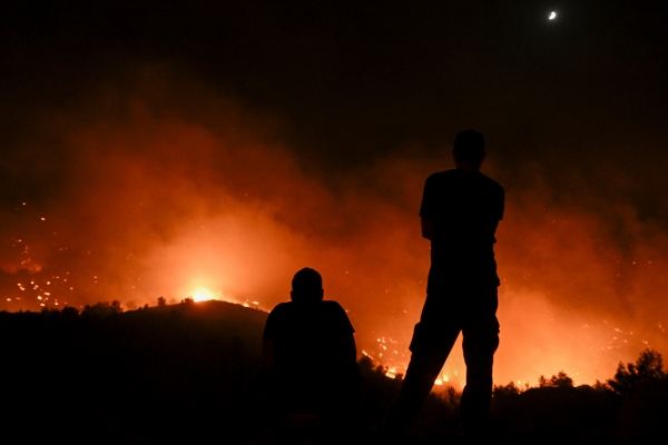 ▲그리스 로도스섬 말로나 마을 인근에서 23일(현지시간) 주민이 산불을 망연자실하게 쳐다보고 있다. 말로나(그리스)/AFP연합뉴스 
