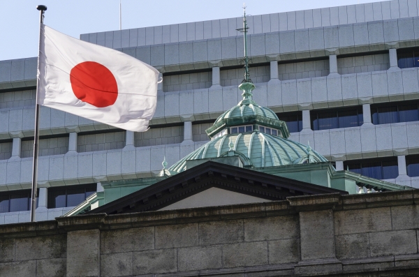 ▲일본은행 본청 앞에 지난달 28일 일장기가 날리고 있다. 도쿄/EPA연합뉴스
