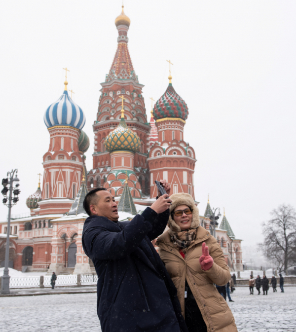 ▲2월 24일(현지시간) 러시아 수도 모스크바 붉은광장 앞에서 중국인 관광객들이 기념촬영을 하고 있다. 모스크바/신화뉴시스 