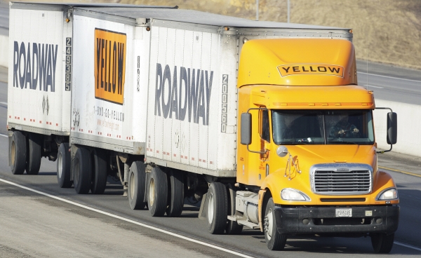 ▲미국  캔자스시티에서 2010년 2월 2일 옐로우 화물 트럭이 고속도로를 달리고 있다. 캔자스시티(미국)/AP뉴시스
