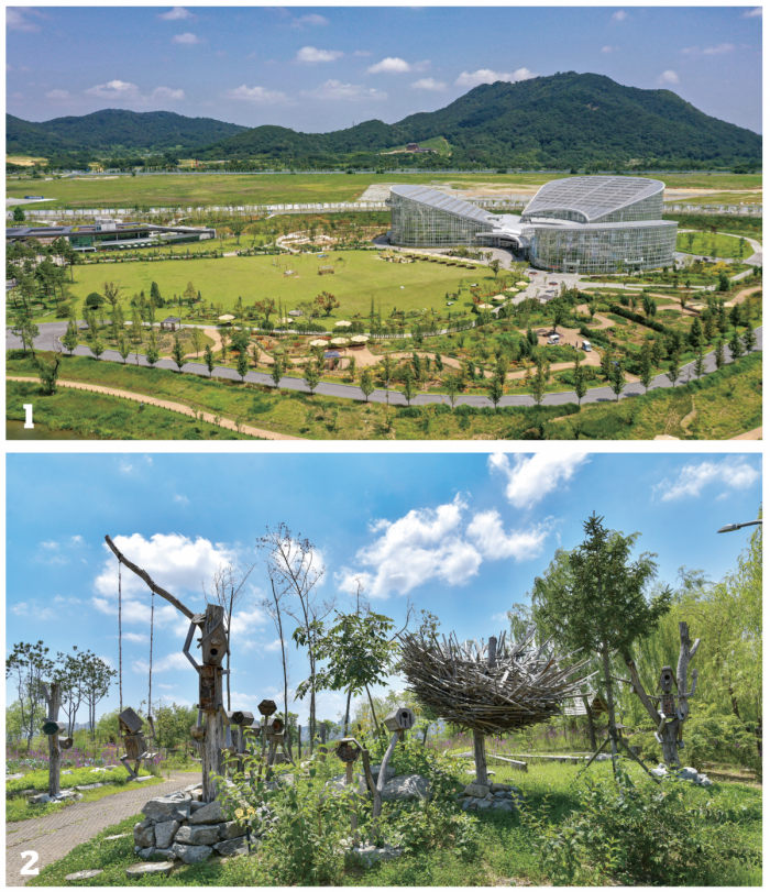▲1. 축구장 90개 크기의 공간에 만들어진 국립세종수목원 전경. 수목원의 상징인 사계절전시온실은 붓꽃의 3개 꽃잎을 본떠 디자인했다. 2. 수목원 한구석 자투리땅에 자투리 재료로 작게 만든 폴리네이터 가든. 나비가 좋아하는 먹이 식물을 심고 생태를 활용해 물 먹는 곳 등을 만들어두었더니 몇 달간 30종이 넘는 나비가 발견됐다. 충청권에서 한 번도 발견되지 않은 희귀나비도 찾아들었다고. (국립세종수목원 제공)
