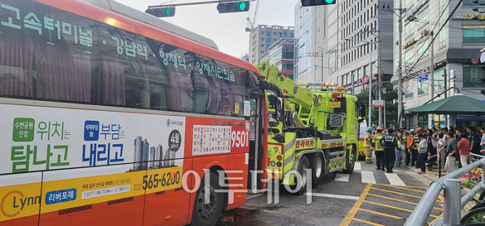 ▲31일 경기도 김포시 고촌역 인근에서 대형 교통사고가 발생해 소방 관계자들이 사고를 수습하고 있다. (독자 제공)
