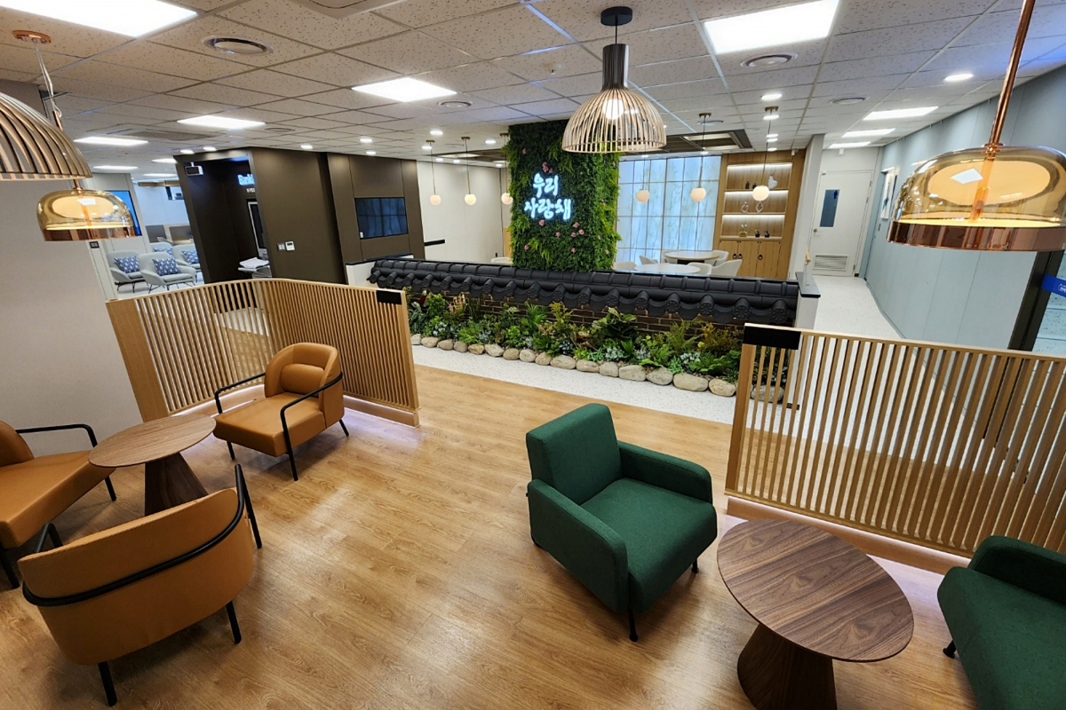 ▲우리은행이 서울 강서구 화곡동에 고령층을 위한 영업점 3호점인‘화곡동 시니어플러스 영업점’을 신설했다고 1일 밝혔다. (사진제공=우리금융그룹)