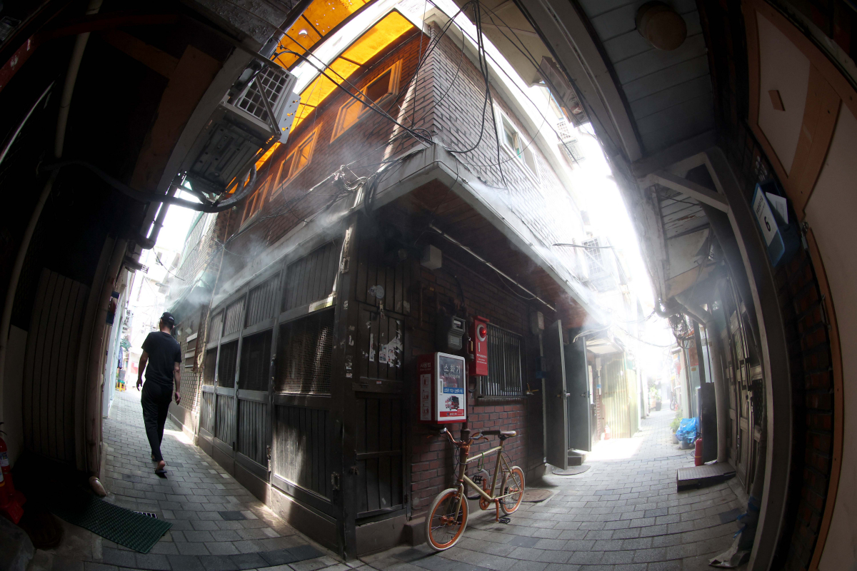 ▲서울 낮 최고기온이 35도, 대전 36도, 전남 화순이 37도를 나타내는 등 올해들어 가장 더운 날씨를 보인 1일 서울 종로구 돈의동 쪽방촌에 열기를 식히기 위한 쿨링포그가 분사되고 있다. 신태현 기자 holjjak@