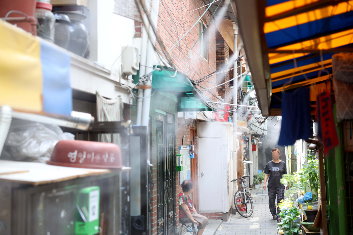 ▲서울 낮 최고기온이 35도, 대전 36도, 전남 화순이 37도를 나타내는 등 올해들어 가장 더운 날씨를 보인 1일 서울 종로구 돈의동 쪽방촌에서 더위에 지친 주민들이 집 밖으로 나와 쿨링포그를 맞고 있다. 신태현 기자 holjjak@