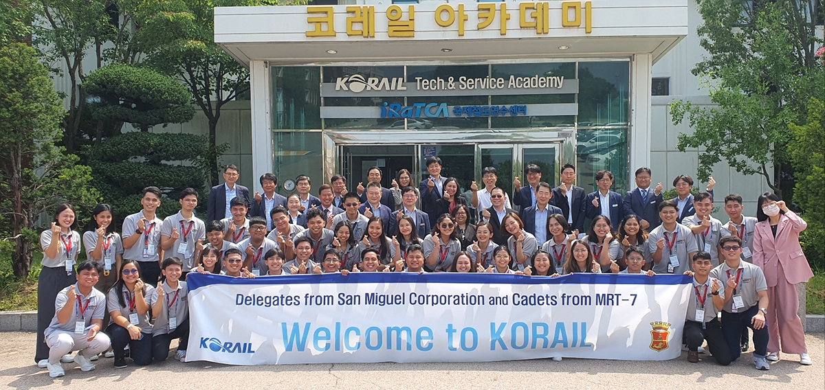 ▲1일 경기도 의왕 코레일 인재개발원에서 열린 ‘필리핀 MRT-7 핵심인력 양성사업 한국 실습 교육’ 입교식에서 기념촬영을 하고 있다. (사진제공=한국철도공사)