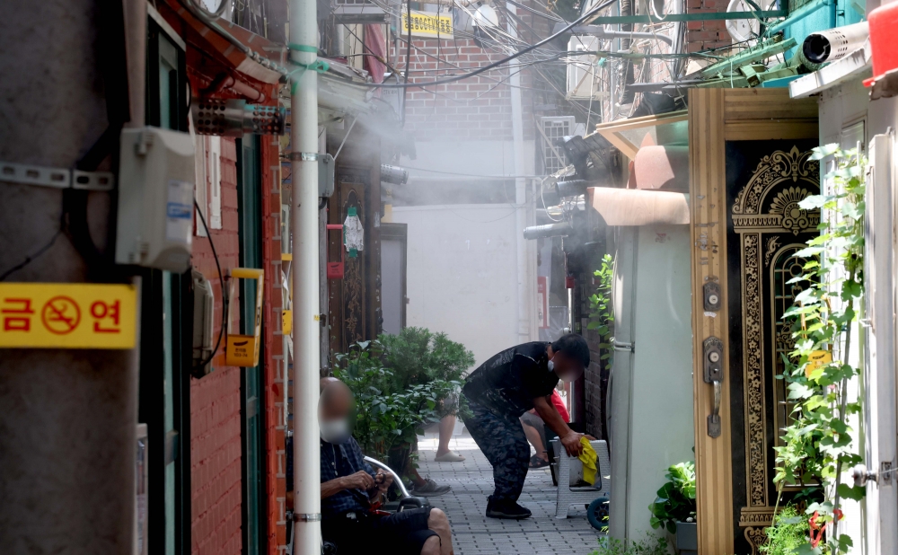 ▲서울 낮 최고기온이 35도, 대전 36도, 전남 화순이 37도를 나타내는 등 올해들어 가장 더운 날씨를 보인 1일 서울 종로구 돈의동 쪽방촌에서 더위에 지친 주민들이 집 밖으로 나와 쿨링포그를 맞고 있다. 신태현 기자 holjjak@  (이투데이DB)
