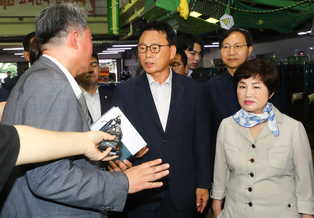 ▲[서울=뉴시스] 최진석 기자 = 박광온 더불어민주당 원내대표가 1일 오전 서울 광진구 동서울우편물류센터를 찾아 폭염 속 우체국 택배 등의 분류작업을 하는 노동현장을 점검하고 있다. 2023.08.01. myjs@newsis.com