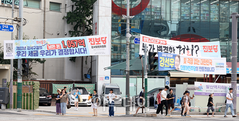 ▲국회 입법 미비로 누구나 언제든지 선거에 영향을 미치는 현수막·유인물을 배포할 수 있게 된 1일 서울 강서구 발산역 사거리에 10월 열릴 서울 강서구청장 보궐선거를 앞두고 현수막이 이곳저곳에 붙어있다. 고이란 기자 photoeran@