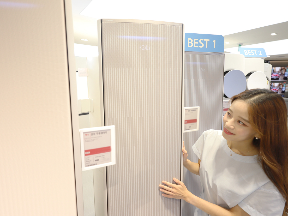 ▲롯데하이마트 대치점에서 모델이 에어컨과 선풍기를 살펴보고 있다. (사진제공=롯데하이마트)