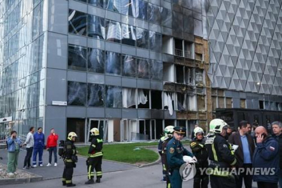 ▲지난달 30일(현지시간) 러시아 수도 모스크바의 비즈니스센터 내 한 오피스 건물이 드론 공격으로 파손됐다. (연합뉴스)