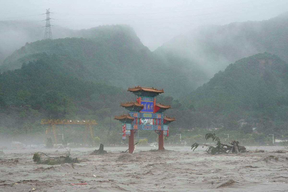 ▲1일 중국 베이징 외곽의 샤오펑산 지역에서 침수 피해가 발생했다. (AP/뉴시스)