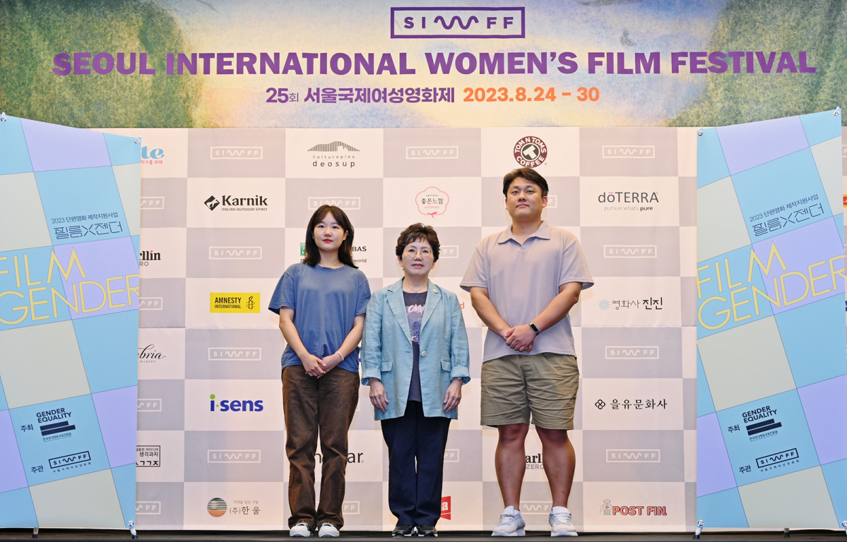 ▲장명선 한국양성평등교육진흥원장(가운데)이 1일 서울 마포 스탠포드호텔코리아에서 열린 '필름X젠더' 시상을 마친 후 이지원 감독(왼쪽), 채한영 감독(오른쪽)과 함께 기념촬영을 하고 있다 (한국양성평등교육진흥원)