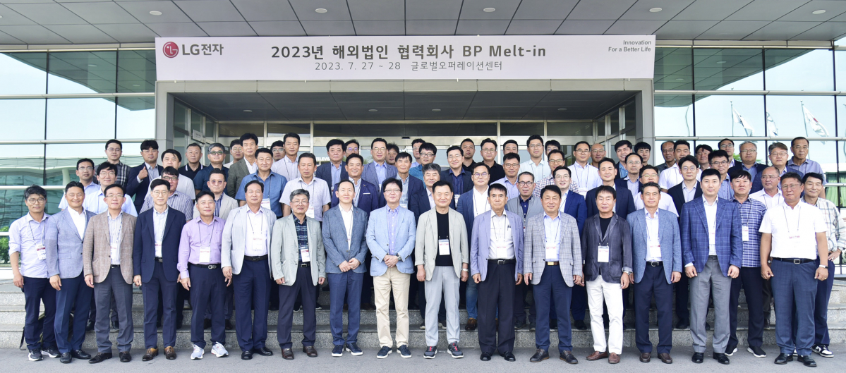 ▲ LG전자가 27일 베트남 하이퐁 법인에서 해외진출 협력사들과 함께 '생산성 개선 우수사례' 공유회를 개최했다. 왕철민 LG전자 글로벌오퍼레이션센터장 전무(사진 첫째 줄 왼쪽에서 아홉 번째)와 해외진출 협력사 대표, 법인장들이 함께 기념촬영을 하고 있다. (사진제공=LG전자)