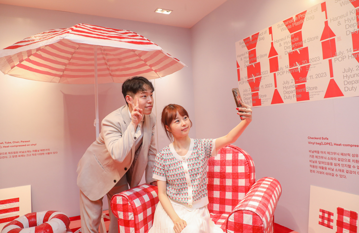 ▲2일 현대백화점면세점 무역센터점에 마련된 '지속가능한 원더랜드'를 방문한 고객들이 기념 촬영을 하고 있다. (사진제공=현대백화점면세점)