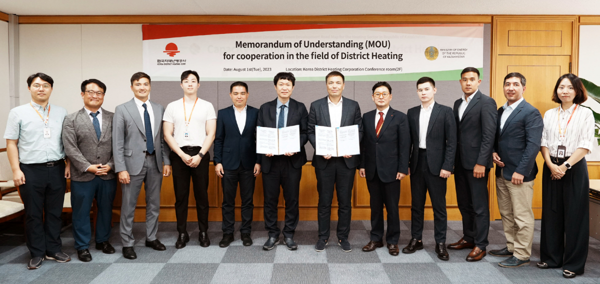 ▲신현호 한국지역난방공사 사업개발처장(왼쪽 여섯번째부터)과 Mussin Assylzhan 카자흐스탄 전력국 부국장 등이 MOU를 맺고 기념촬영을 하고 있다. (사진제공=한국지역난방공사)