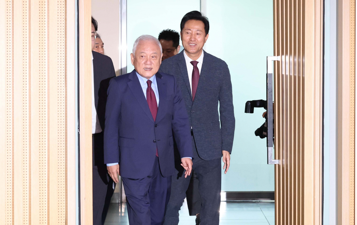 ▲김한길 국민통합위원회 위원장과 오세훈 서울시장이 2일 서울 중구 서울시청에서 열린 ‘사회갈등 치유와 국민통합 증진’을 위한 서울시-국민통합위원회-서울시의회 업무협약 및 국민통합위 서울지역협의회 출범식에 참석하고 있다. 신태현 기자 holjjak@