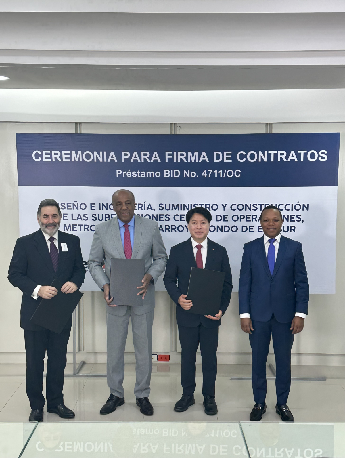 ▲이현찬 신성장ㆍ해외본부장(오른쪽 두번째)등이 도미니카공화국 배전변전소(Distribution Substation) 건설사업 계약 서명하고 기념촬영을 하고 있다. (사진제공=한국전력)