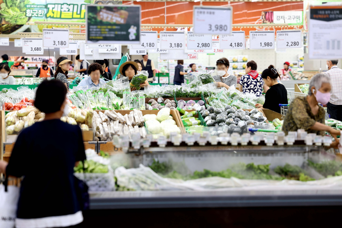 ▲지난달 소비자물가 상승률이 25개월 만에 가장 낮은 수준을 기록했다. 2일 통계청에 따르면 7월 소비자물가 상승률은 1년 전 같은 달보다 2.3% 상승했다. 이는 지난 2021년 6월 2.3% 이후 2년 1개월 만에 가장 낮은 수준이며, 소비자물가는 지난 4월 3%대로 둔화한 후 6월 2.7%에 이어 두 달 연속 2%대를 기록했다. 7월 소비자물가가 2.3%로 떨어진 데는 지난해 같은 달 물가가 6.3%로 높은 수준을 기록한 데 따른 기저효과도 영향을 미친 것으로 분석된다. 이날 서울의 한 대형마트에서 시민들이 장을 보고 있다. 신태현 기자 holjjak@